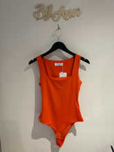 Mouwloze body by swan Oranje